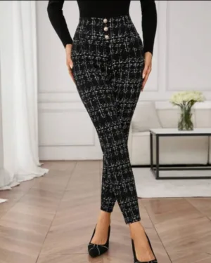 uc-291.webp PANTALON CON DETALLES DE BOTONES