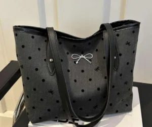BOLSO NEGRO CON DIBUJO DE PUNTOS Y LAZOS