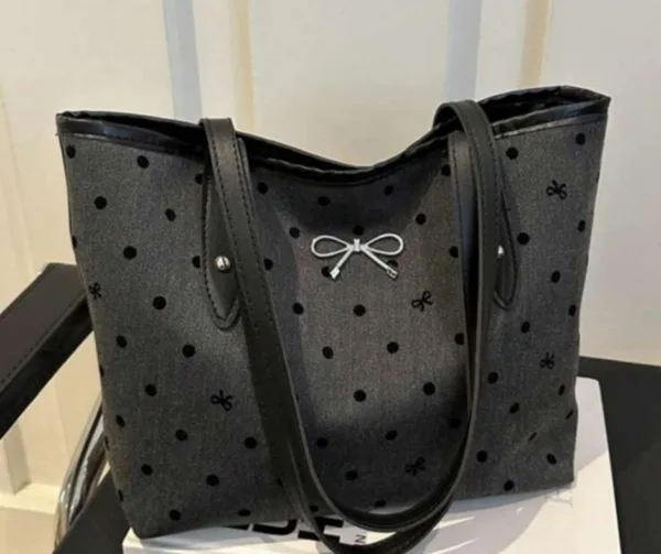 BOLSO NEGRO CON DIBUJO DE PUNTOS Y LAZOS