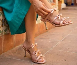 uc-1353.webp ZAPATOS TACON BAJO CON LAZO BLUSH SATIN