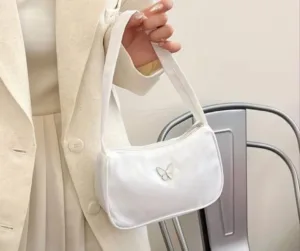 uc-318.webp CARTERA BLANCA SENCILLA CON MARIPOSA